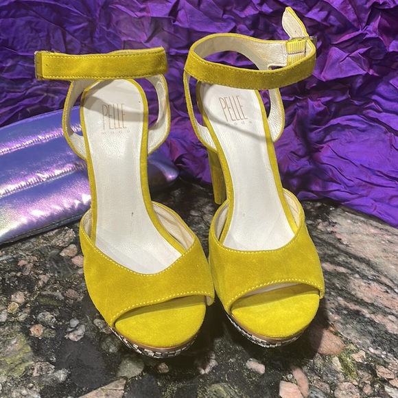 Gorgeous suede Chartruese platform heel , with a black and white platform!!! - Picture 5 of 6